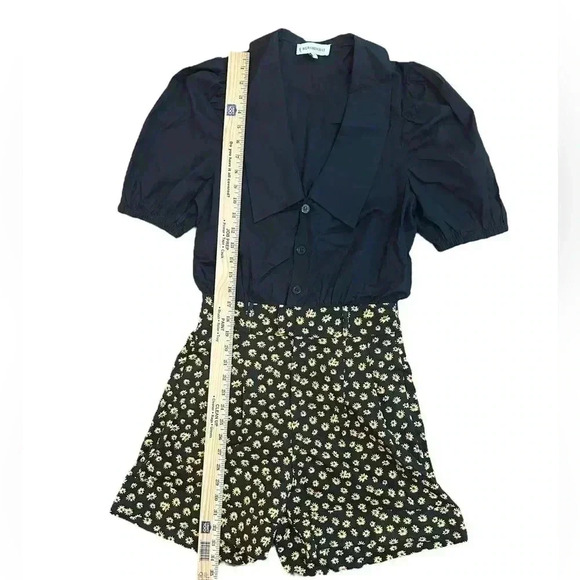 We Wore What Women's Romper Shorts Size Small Sunflower Floral Short Sleeve NWT - Picture 6 of 8